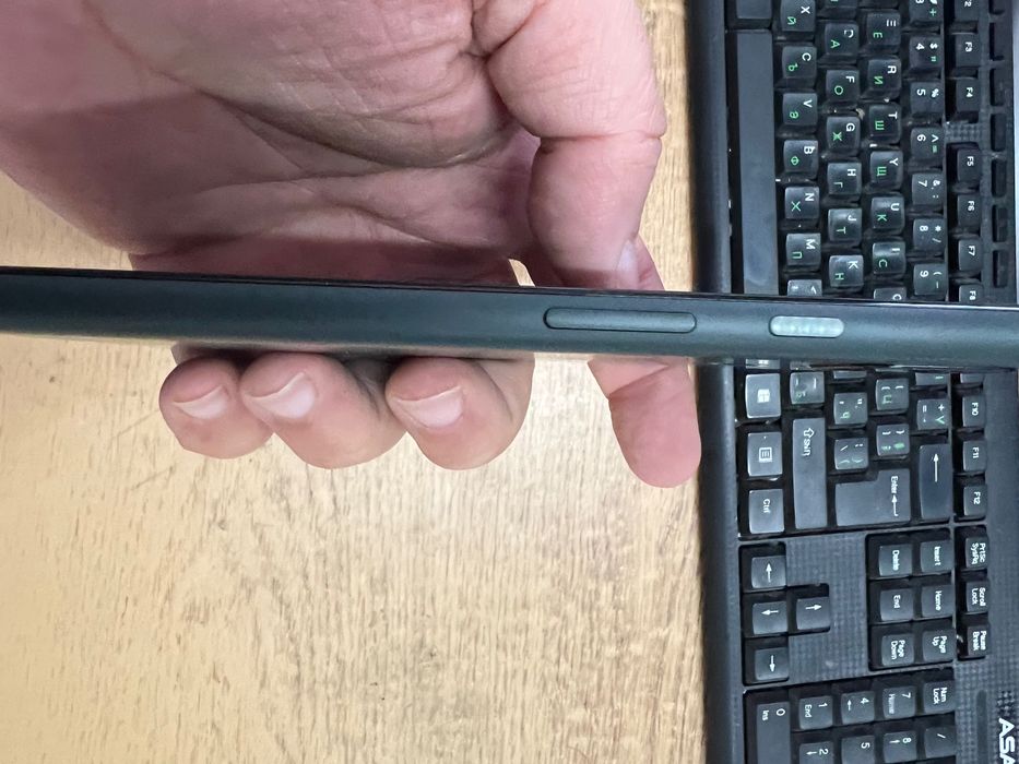 Pixel 5a 5g  със зарядно и кабел