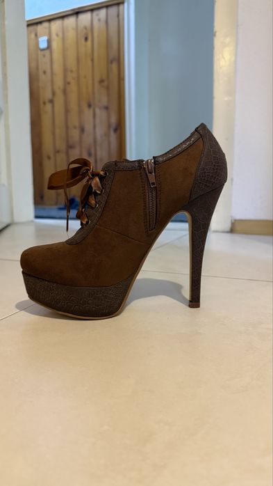 Обивки на платформа с ток, 40 номер