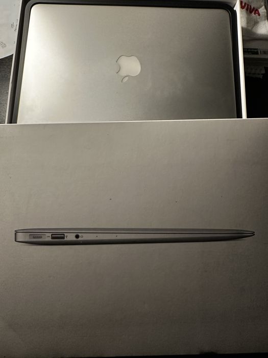 Macbook Air 13 inch 240 ssd i5 la cutie
