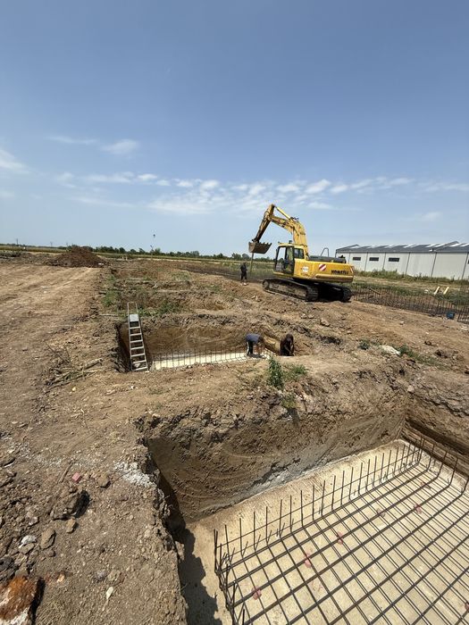 Închiriez excavator 21T cu operator