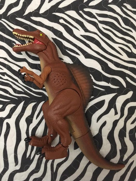 Продам динозавра на батарейках
