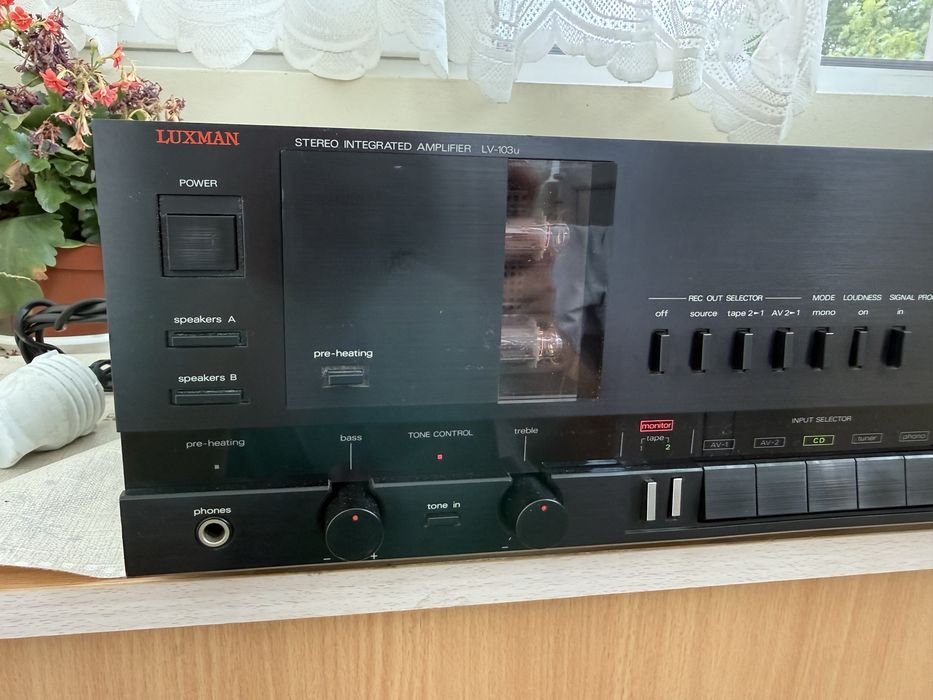 Luxman LV-103u Качествен стерео усилвател