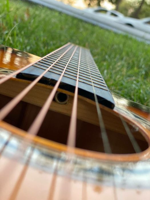 Acutik guitara gitara sotiladi