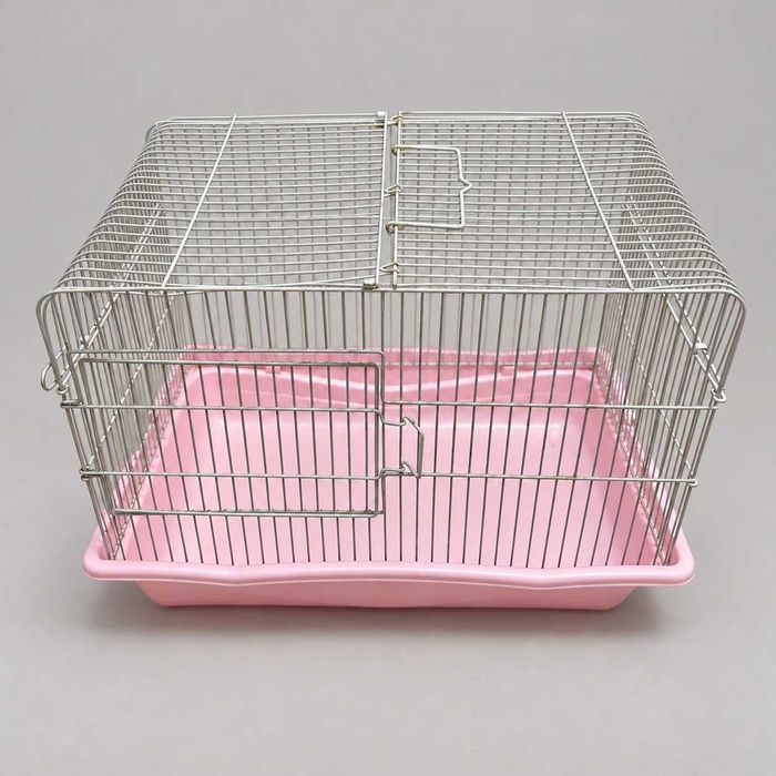 Клетка с розовым поддоном, примерно 40×30 см