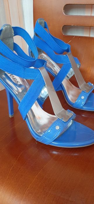 Босоножки GUESS  изумительного цвета