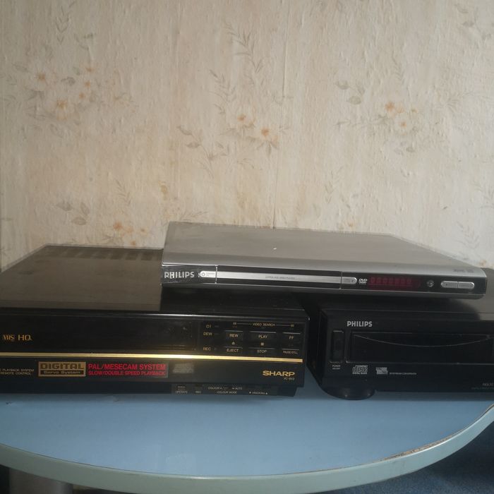 Видео. ДВД . Касетофон  и радио с часовник