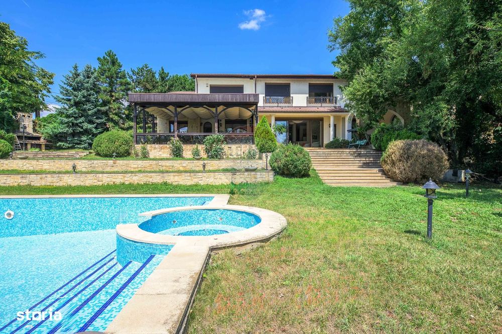 Vila neoromânească cu influențe toscane pe malul lacului Snagov