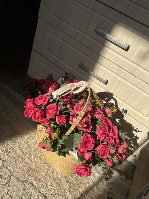 Кустовая роза в корзинке