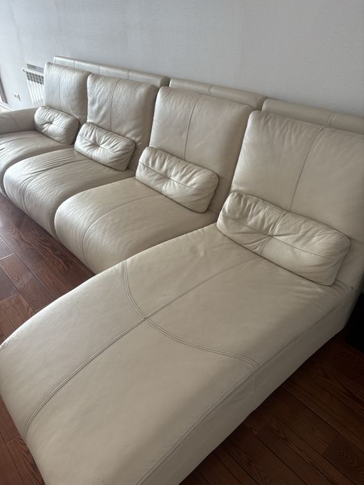 Продам диван кожанный.