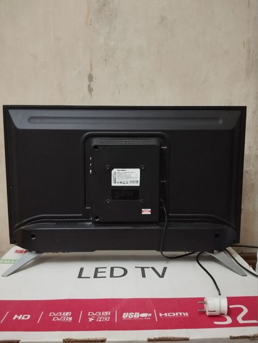 32 Shivaki smart TV