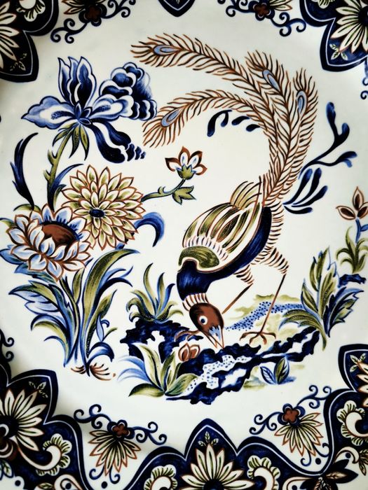 Чиния с флорални мотиви