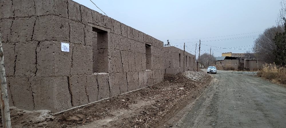 Курилиши тугалланмаган ховли жой 400 кв метрдан 4 та