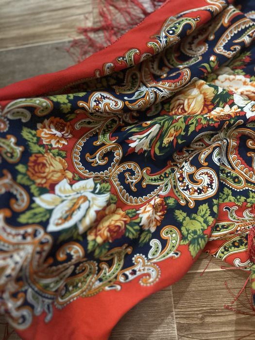 Очень красивый яркий платок