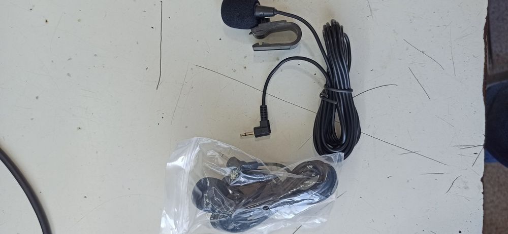 Pioneer avtomagnitolaga pult va mikrafonlar bor sotiladigan.