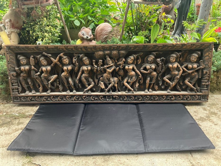 Голяма дърворезба Бог Кришна свирещ на флейта