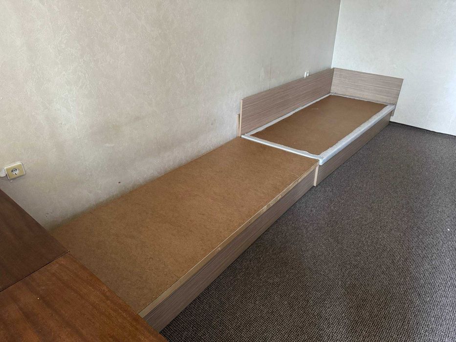 Две единични легла и голяма ракла