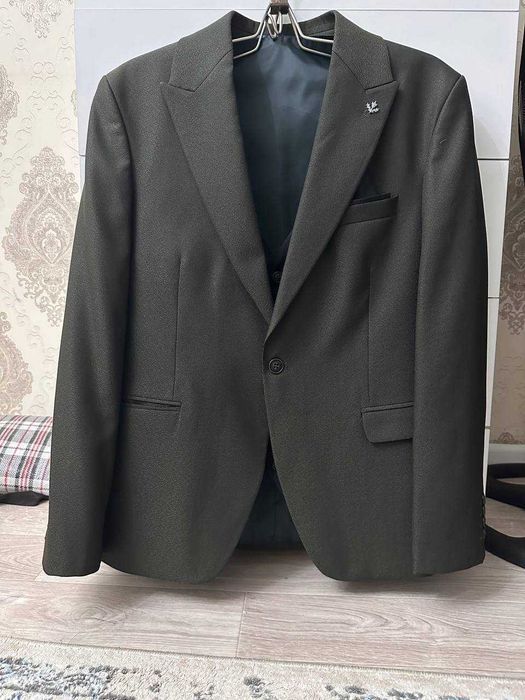 Продам 2 костюма тройки,турецкие.