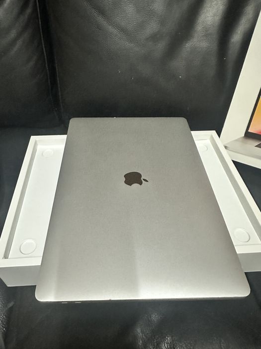 Vand Schimb Macbook Pro 16 32 Gb Ram 1 Tb SSD 4GB Video Cutie completa