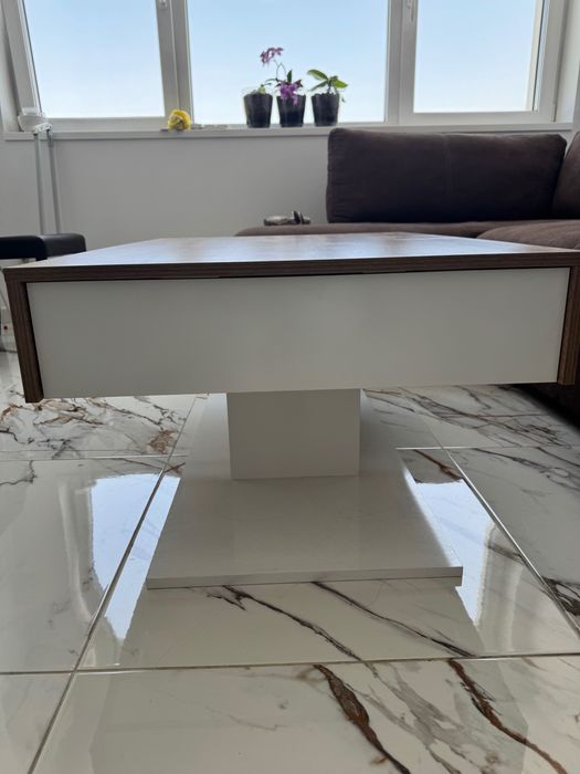 Холна маса в бяло