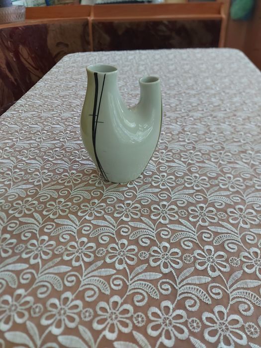 Продается  оригинальная дикоративная ваза для цветов. Для украшения до