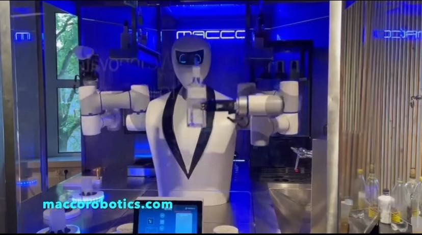 Робот бармен работает 24/7