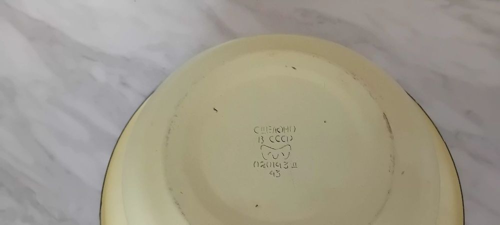 Емаилирани съдове от соца.