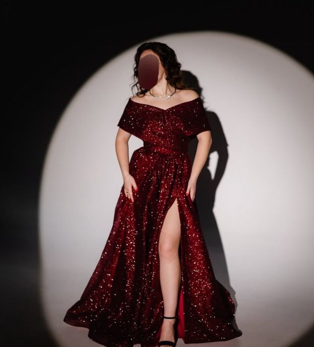 Бордовое блестящее вечернее платье