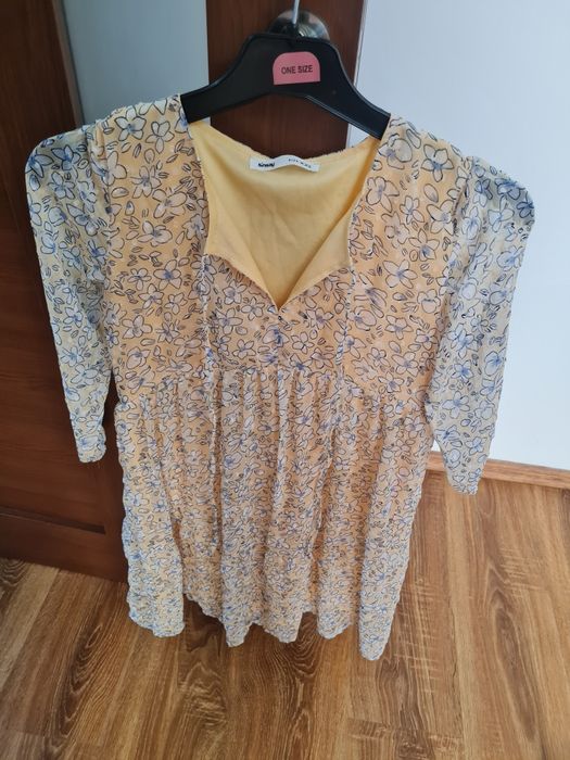 Vând rochii tot ce este în imagine 100 de lei