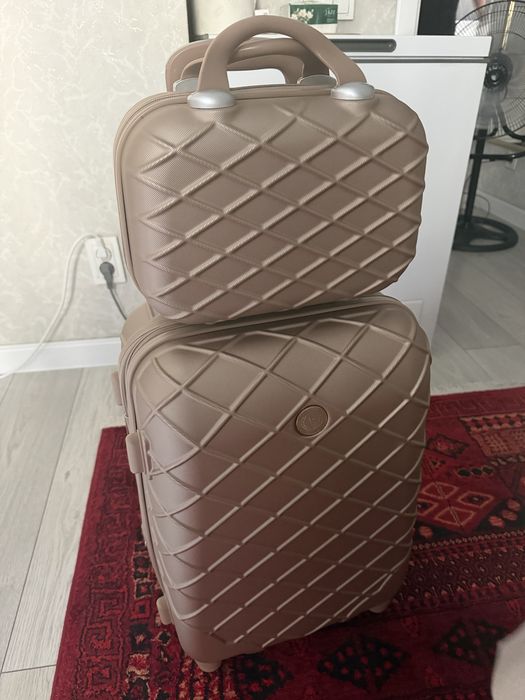 Срочно продам новый чемодан!
