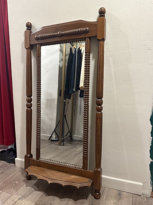 Зеркало в деревянной раме