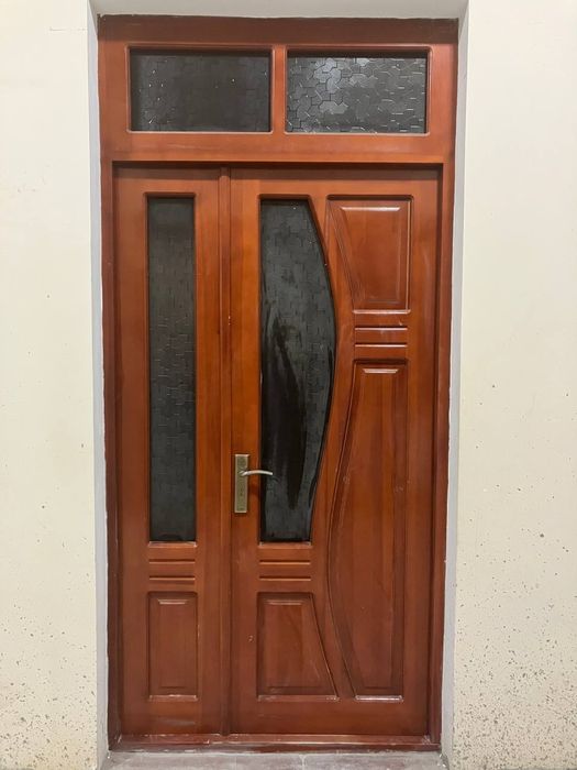 Идеал холатдаги тоза егоч эшиклар сотилади