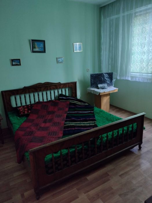 Вълнени одеяла, бели китеници и битови черги