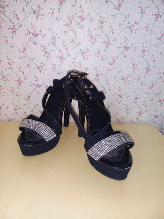 Продам босоножки