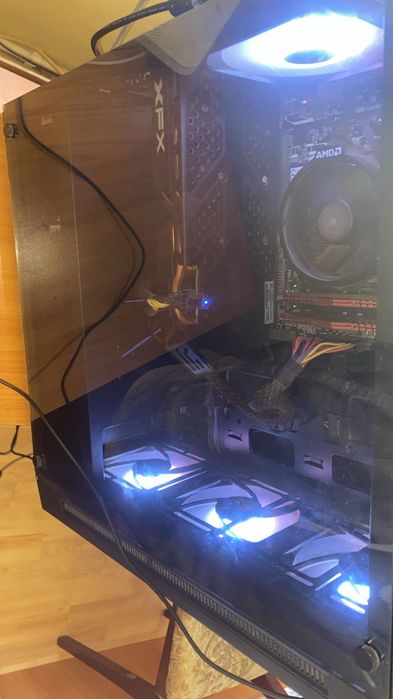 Pc gaming bun monitor căști cameră etc