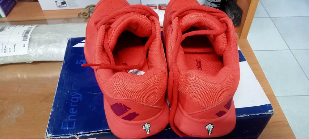 Продам кроссовки для тенниса.