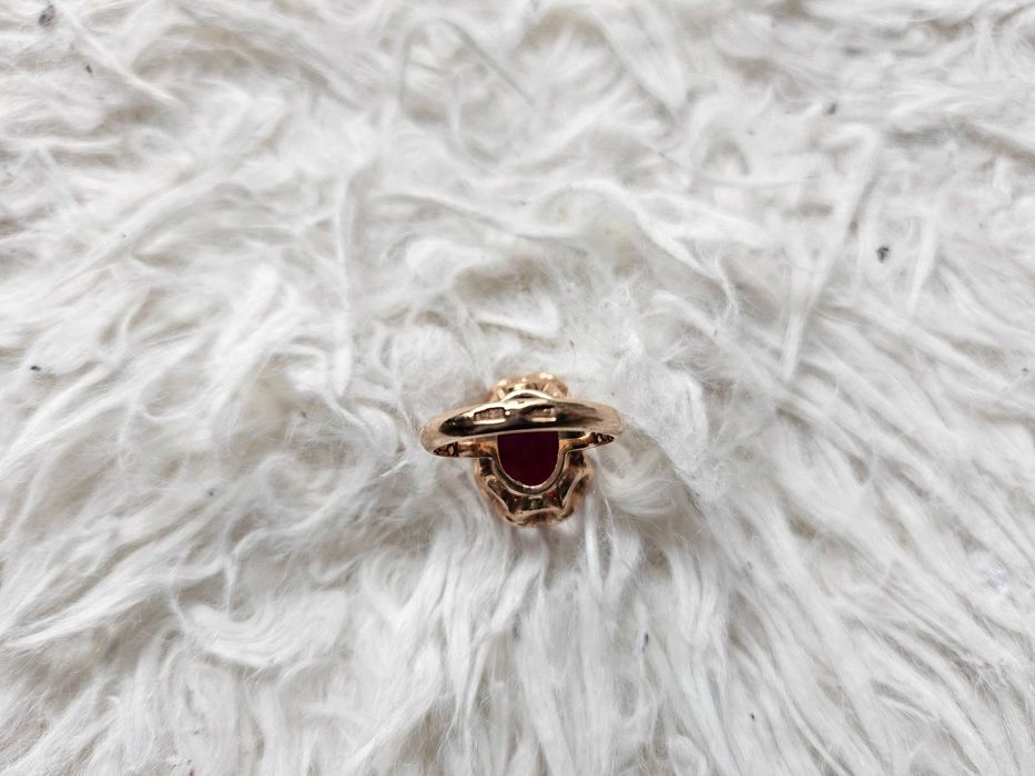 Златен масивен пръстен с камък