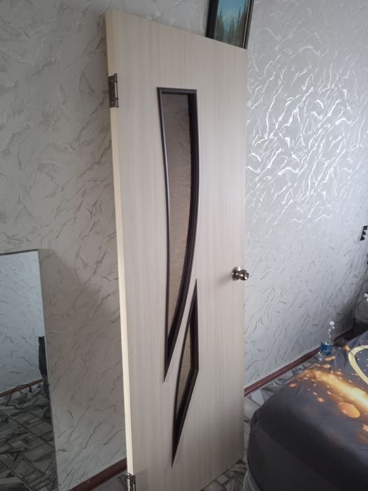 Дверь бежевая б/у..