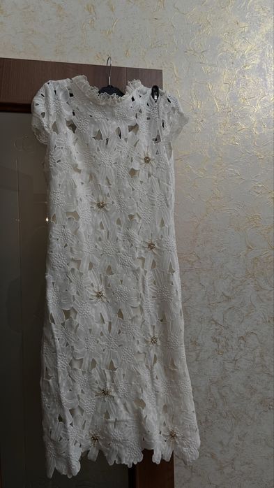 Белое платье миди