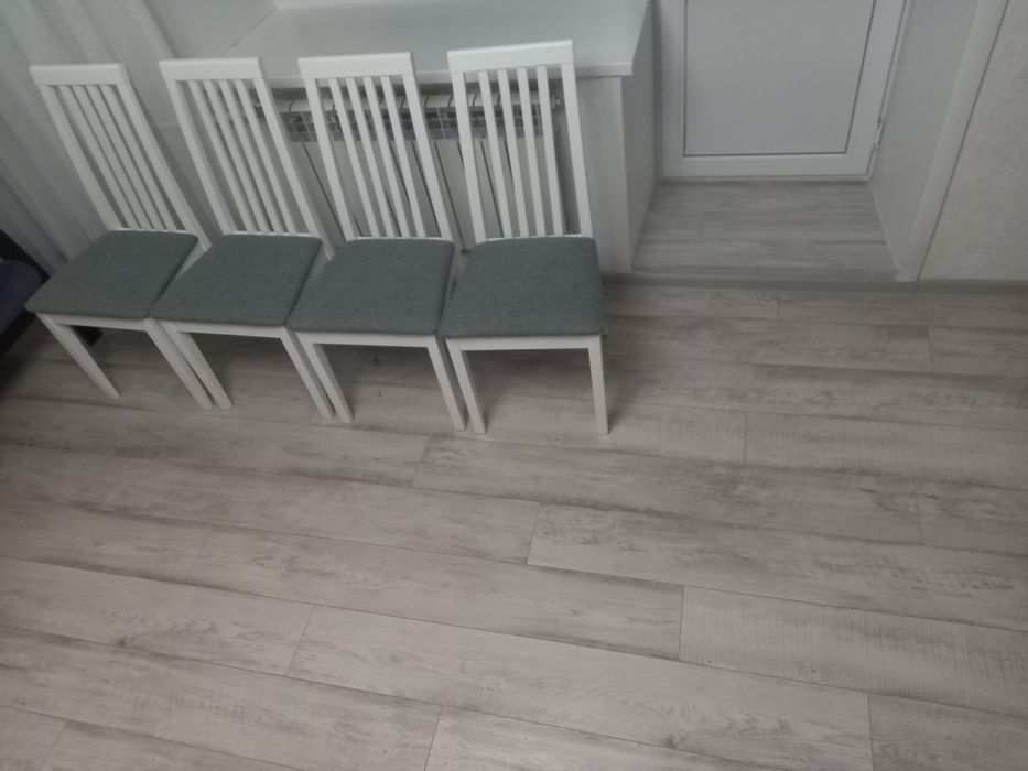 Стулья белые,дерев.