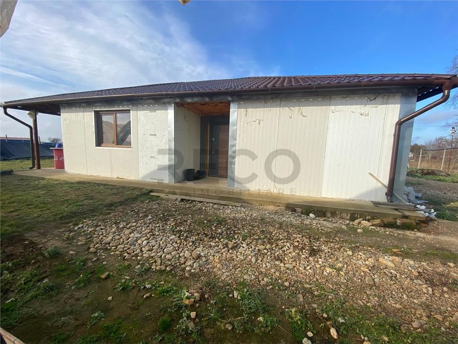 Teren cu solari si casa de constuctie usoară.