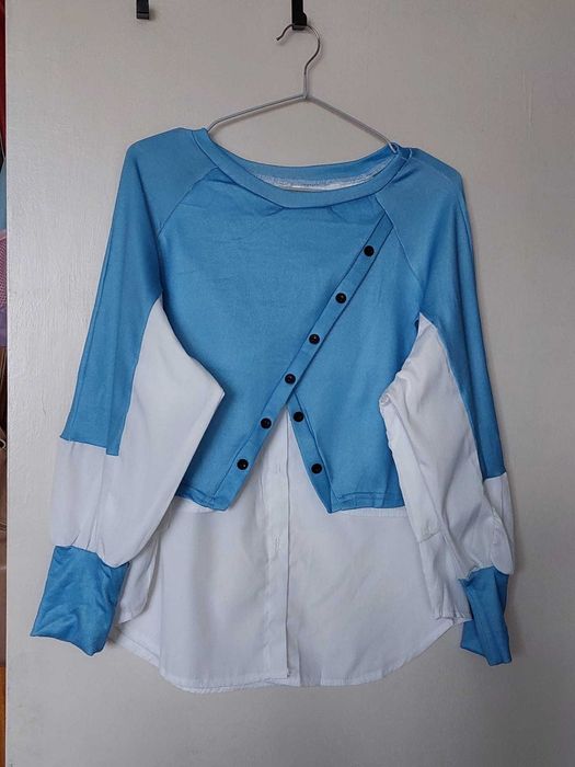 Top bluza camasa alba-bleu, cu floare bleu