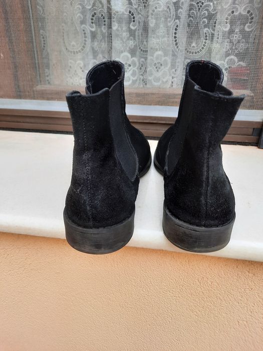 Botine din piele intoarsa neagra mărimea 38.