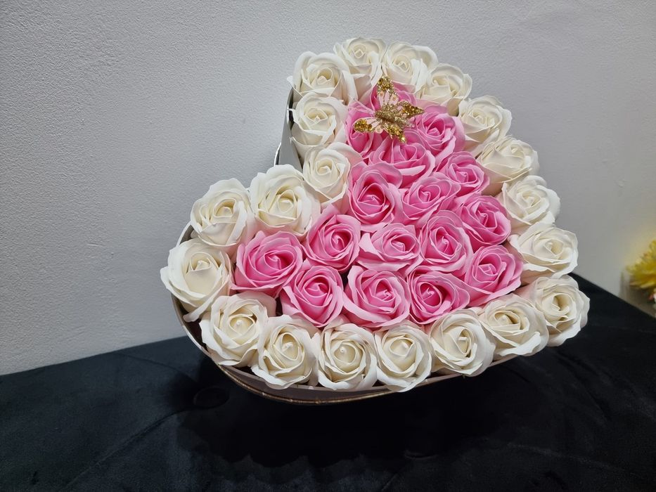 Aranjament floral in forma de inima cu trandafiri din sapun