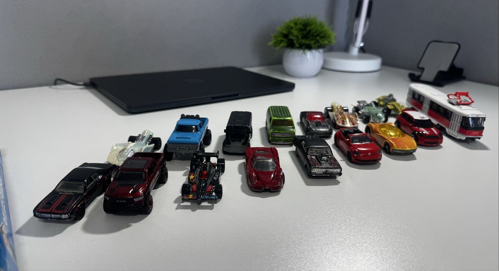 Продаю модели автомобилей hot wheels оригинал