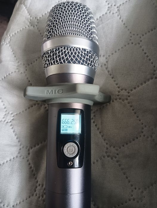 Беспроводные микрофоны U-H 2 шт частоты 666,25 и 641,25 МГц，рабочие