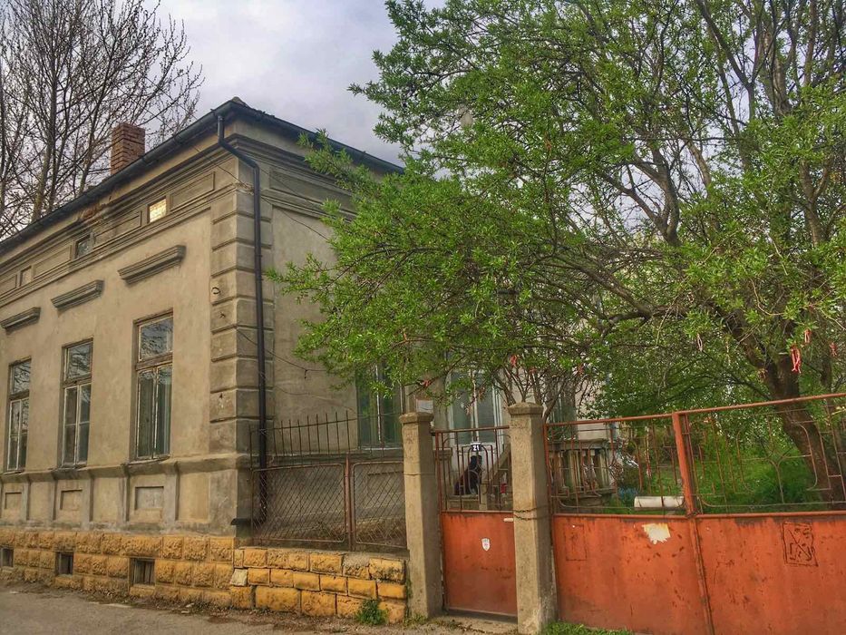 Къща 200 кв + двор 427 кв