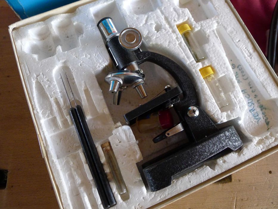 Set pentru copii: microscop cu câteva accesorii + tensiometru