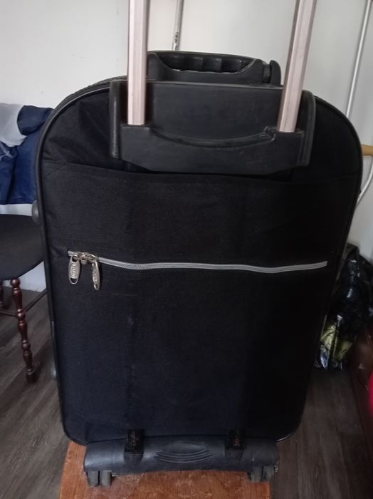 Продам. Чемодан б/у.