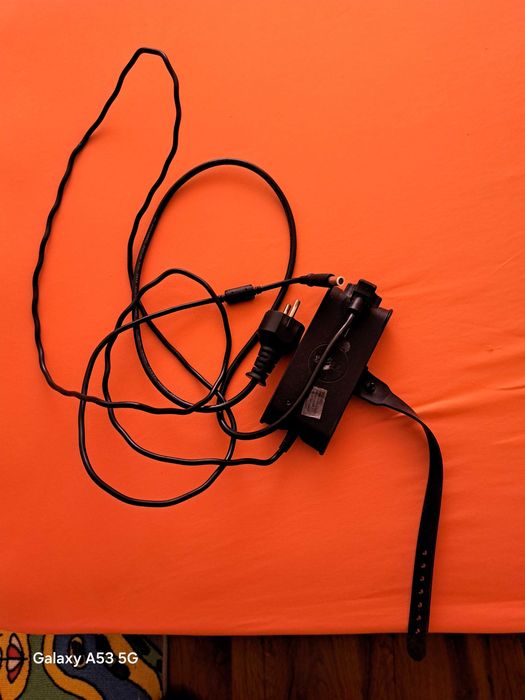 Продавам лаптоп Dell vostro 1015 работещ