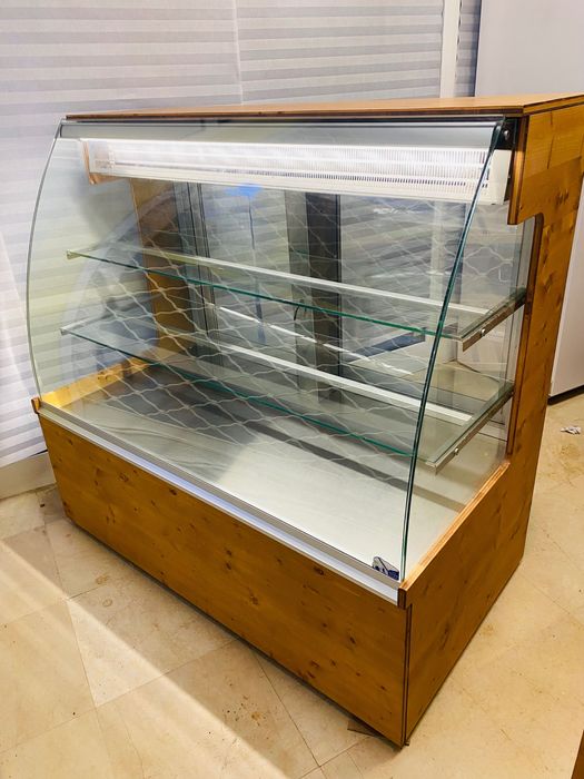 Сладкарска витрина